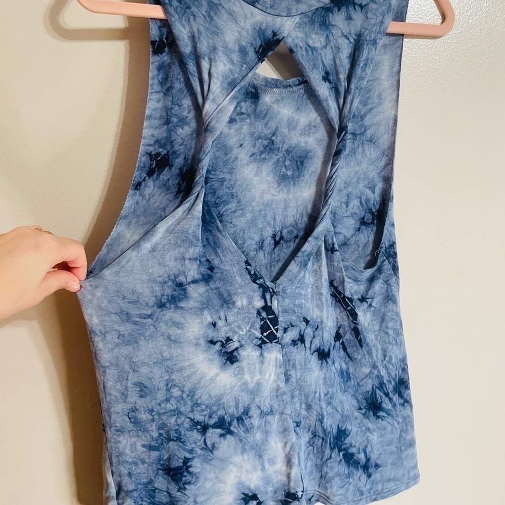 𝅺INTERI Open Back Pattern Gym Top - Picture 6 of 10